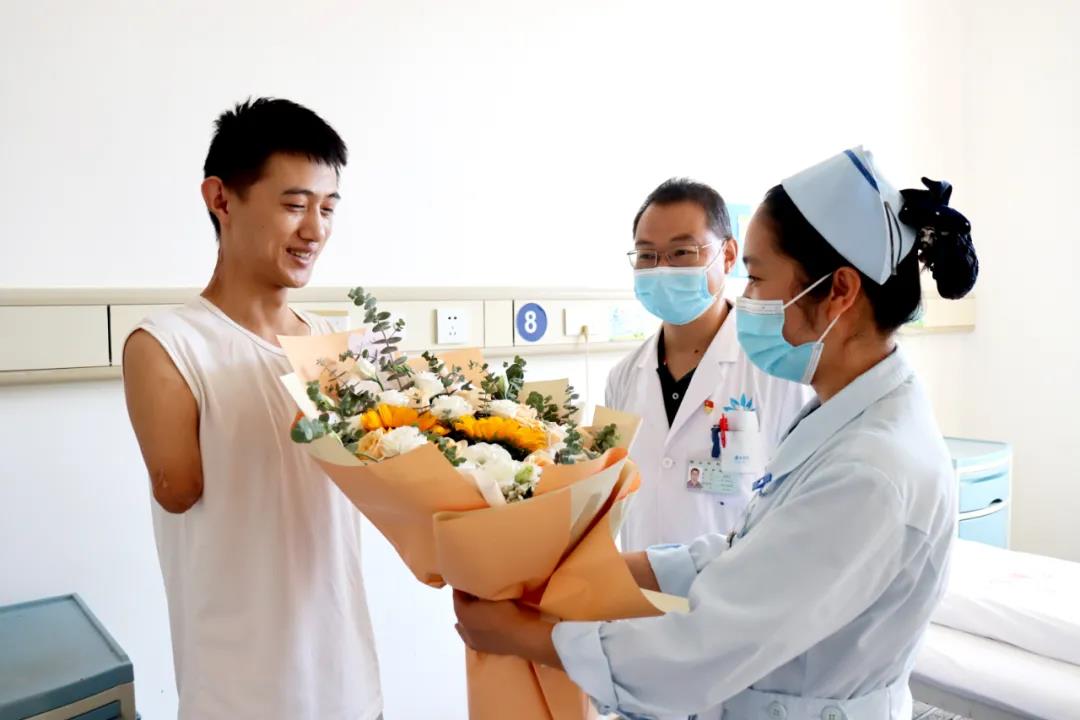 【保山安利醫(yī)院】雖然失去了雙臂，但他用堅強、樂觀的態(tài)度讓生活充滿陽光！