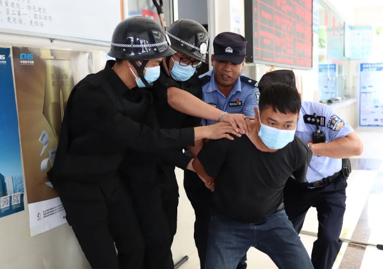警醫(yī)聯(lián)動(dòng)丨反恐防暴應(yīng)急演練，筑牢醫(yī)院安全防線