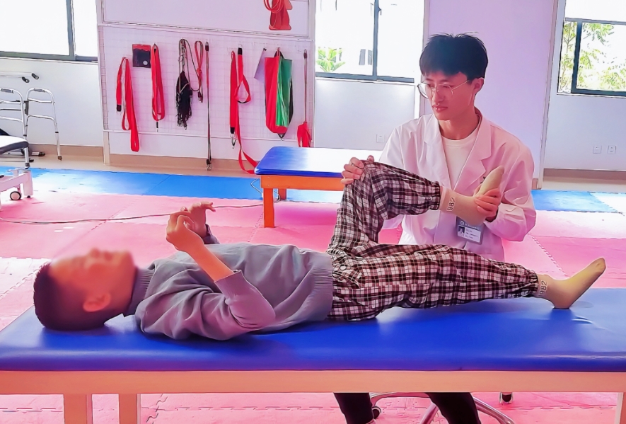 西藏12歲腦癱女孩千里求醫(yī)，綜合康復(fù)治療顯成效